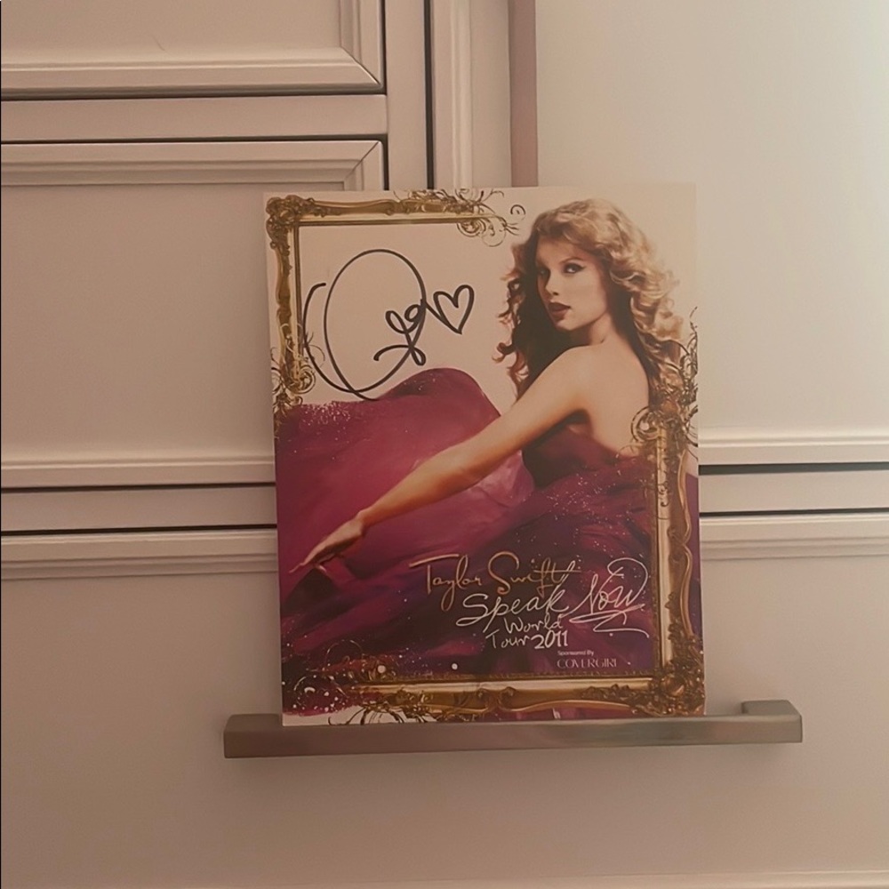 COPY - SIGNED Taylor swift speak now autograph